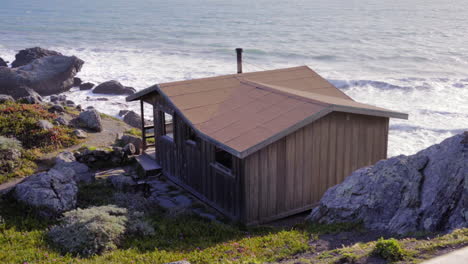 una cabaña apartada junto a la playa en un barranco empinado, perfecta para una escapada romántica