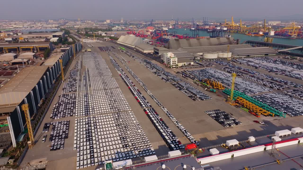 Pelabuhan kargo yang menangani distribusi mobil baru, Thailand