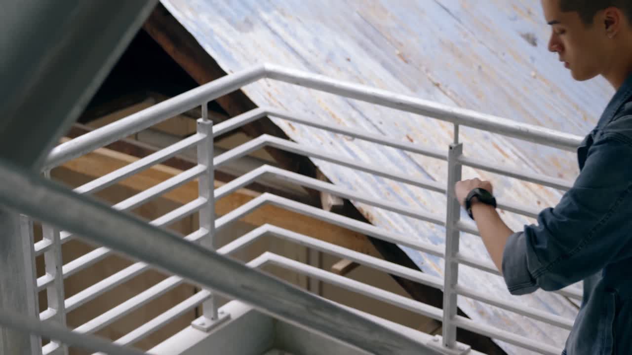 hombre comprobando el tiempo mientras se mueve bajando las escaleras 4k