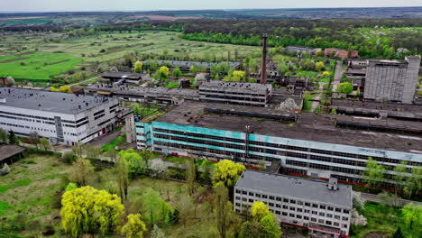 volando sobre una vieja central térmica abandonada