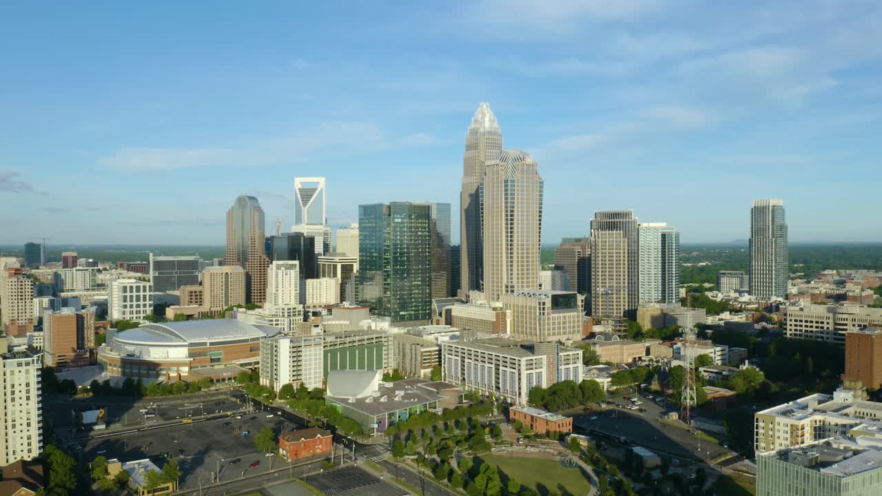 Etablerande flygvy över centrala Charlottes skyline