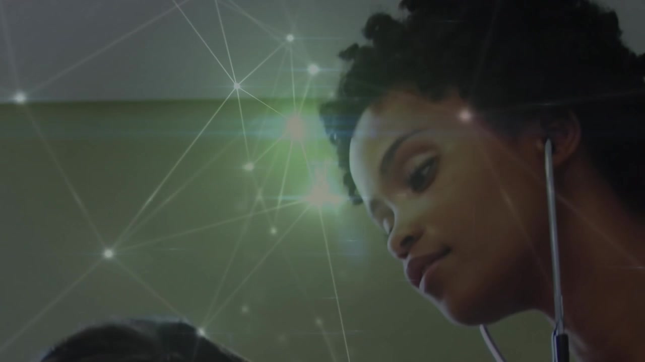 Animace sítě spojení nad afroamerickou lékařkou s pacientem
