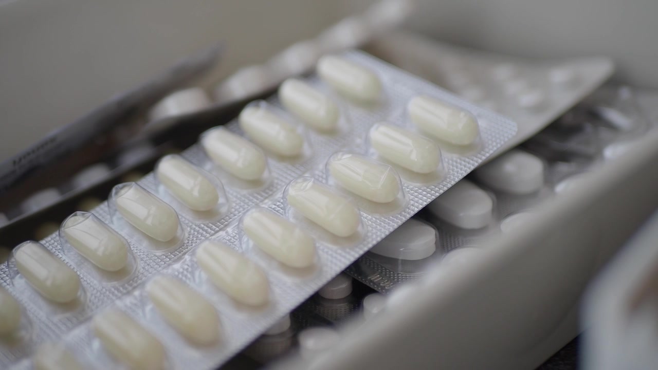 Primo piano di capsule mediche bianche in blister