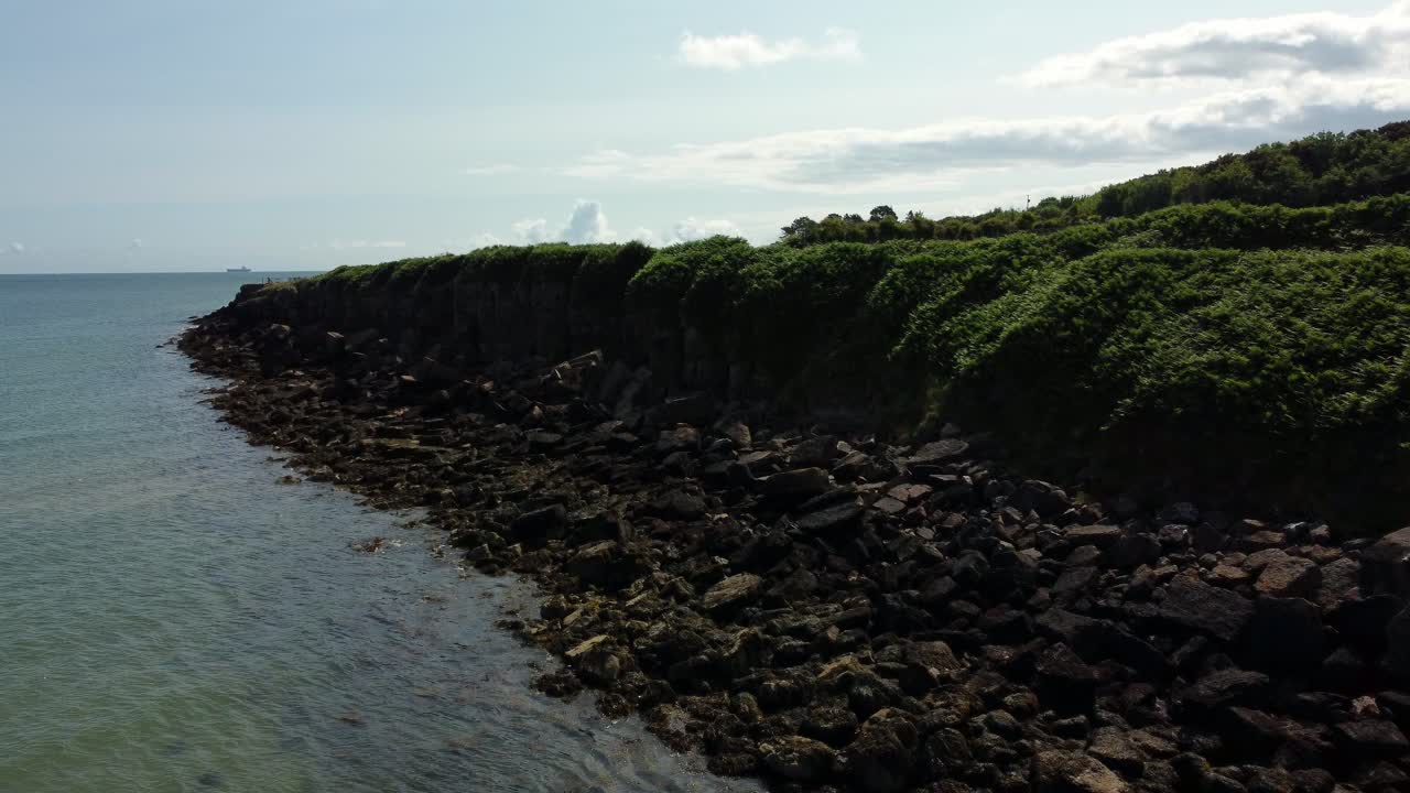 взгляд с воздуха traeth iligwy юрский скалистый выветрившийся грубый угол прибрежной береговой линии, поднимающийся выстрел