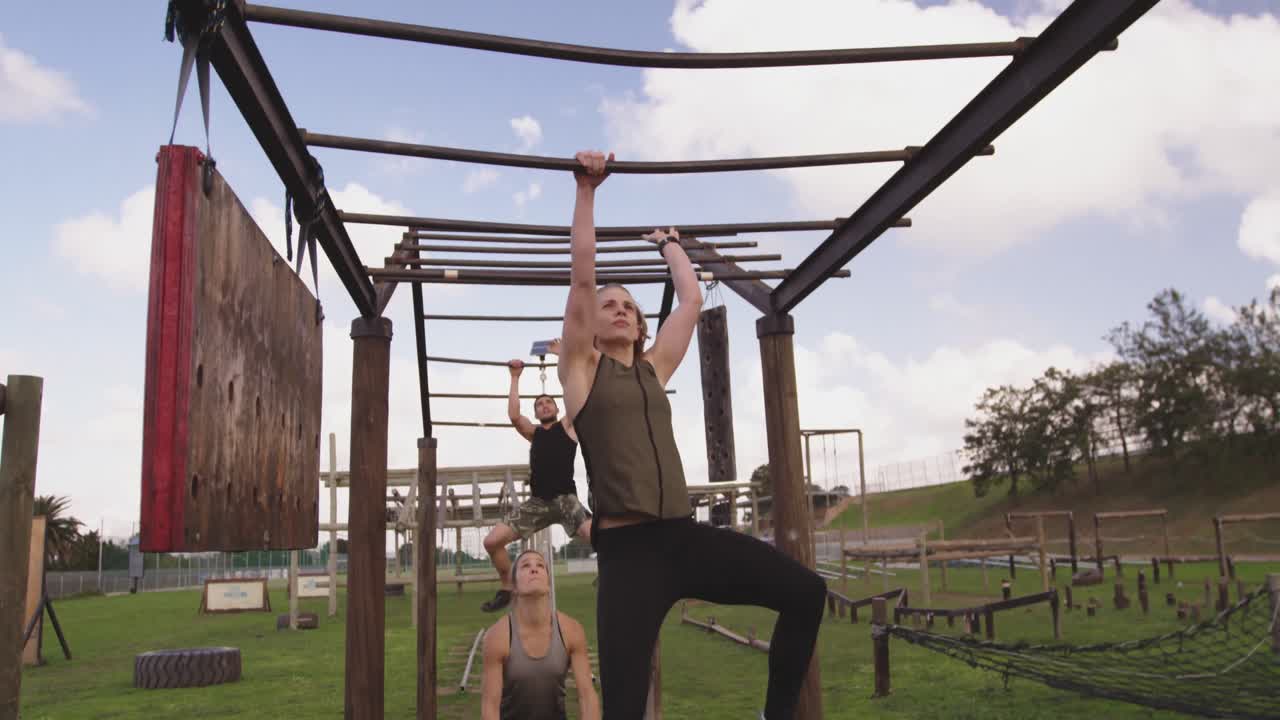 jóvenes adultos entrenando en un campamento de gimnasia al aire libre
