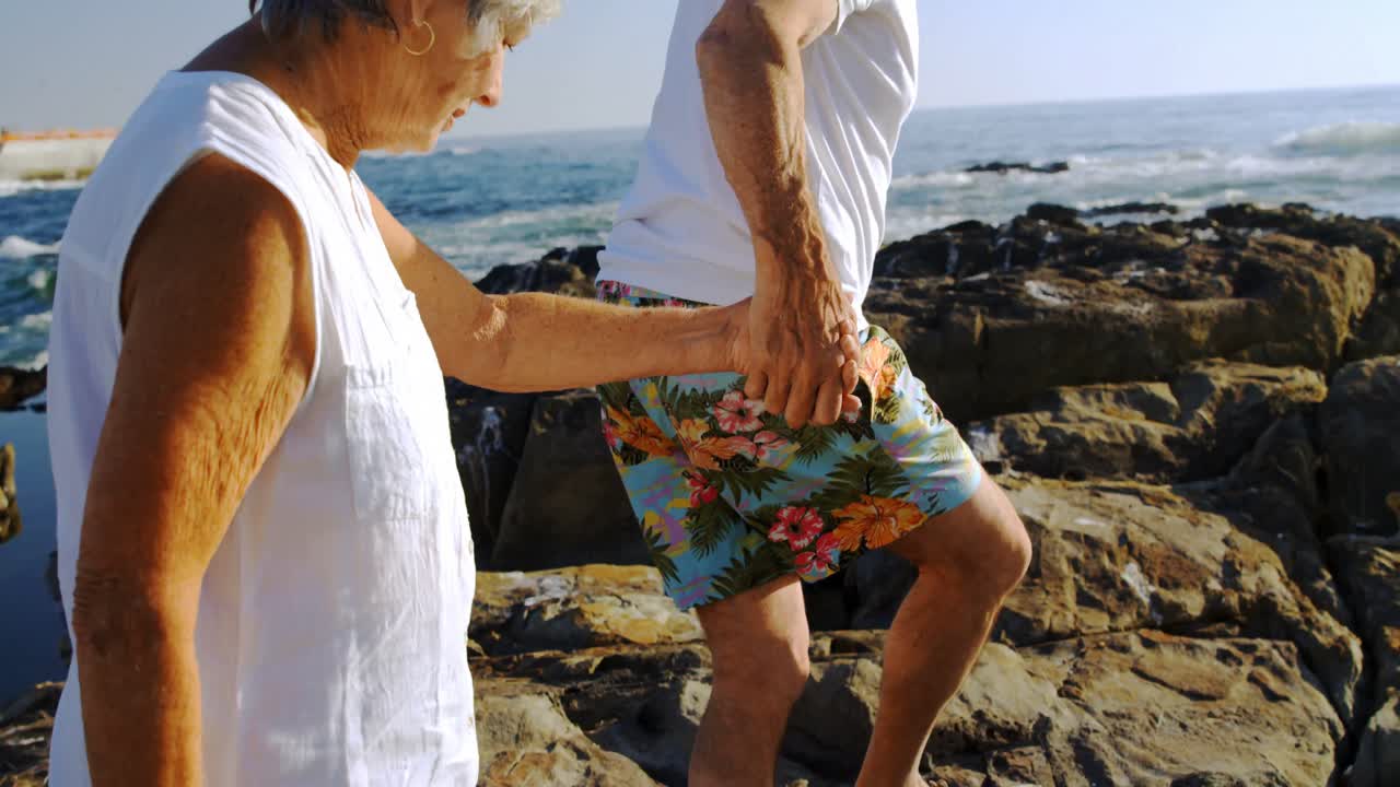 senior caminando en la roca 4k