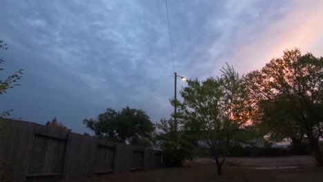 timelapse - noche espeluznante en halloween viendo nubes oscuras fluir sobre un pequeño patio en el campo