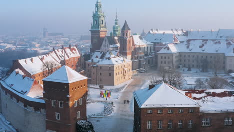 el castillo de wawel cubierto de nieve en la mañana mágica con la suave luz del sol durante el invierno, cracovia, polonia