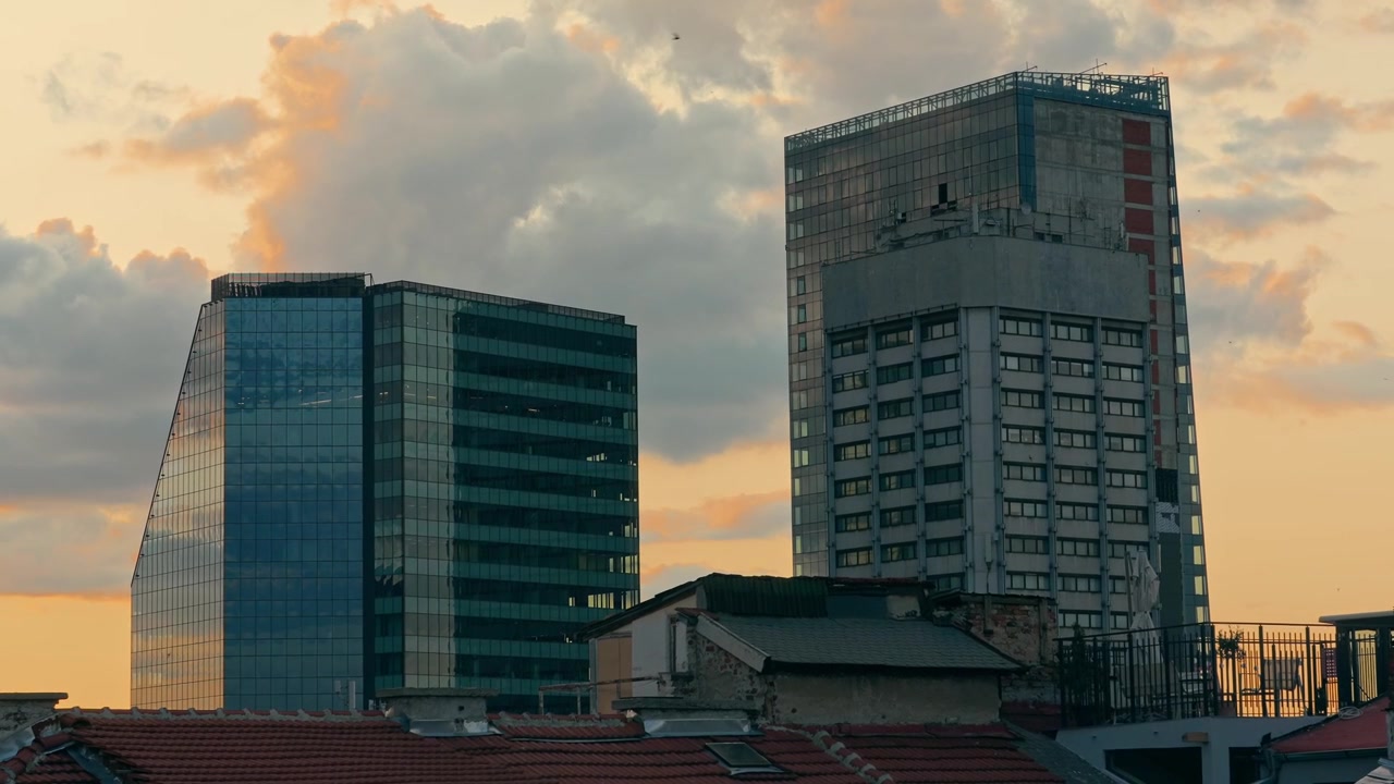 Arranha-céus de Escritórios Modernos e Edifícios Corporativos Elevando-se Acima dos Telhados Tradicionais da Cidade em Sófia ao Pôr do Sol