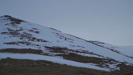 Vista-Matutina-De-Una-Montaña-Nevada-En-Rumania