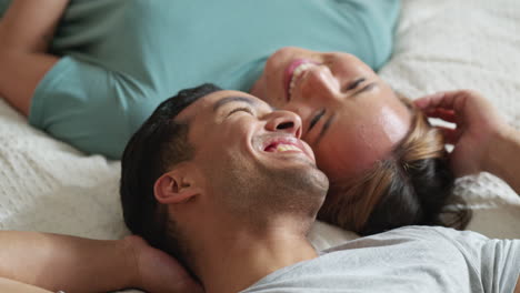 Gente-Feliz-En-El-Dormitorio,-Pareja-Hablando-De-Amor