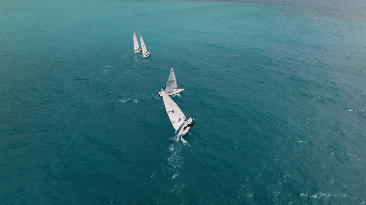 club de carreras de yates en la bahía de baska, isla de krk, croacia