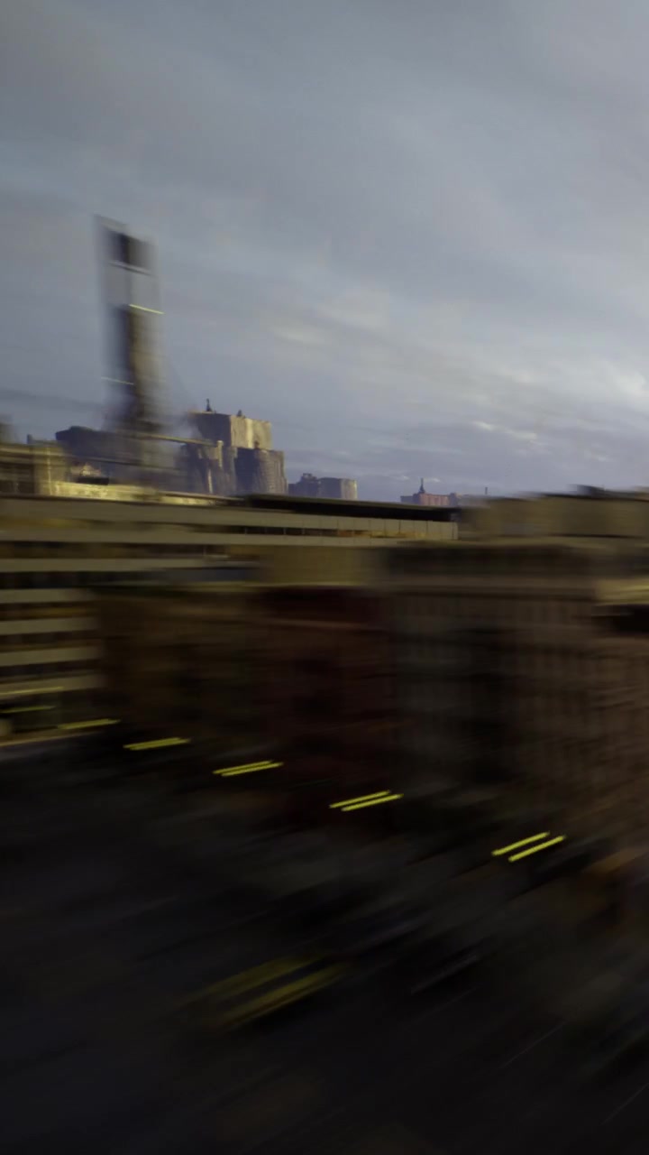 Kaupunkirakennukset heijastuvat nopeassa liikkeessä kaupunkialueella auringonlaskun aikaan.