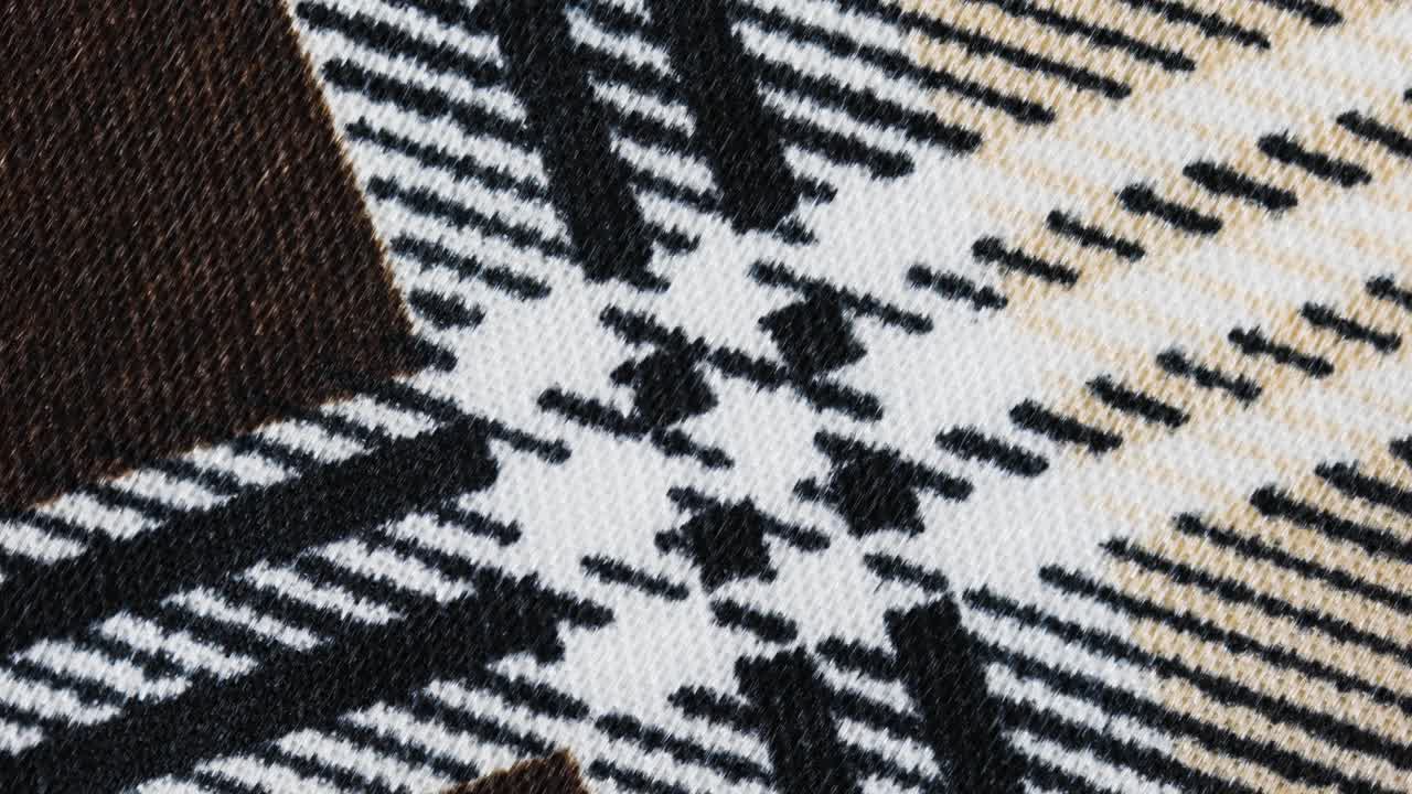 흰색과 검은색의 타탄 체크 패턴 텍스타일의 조합