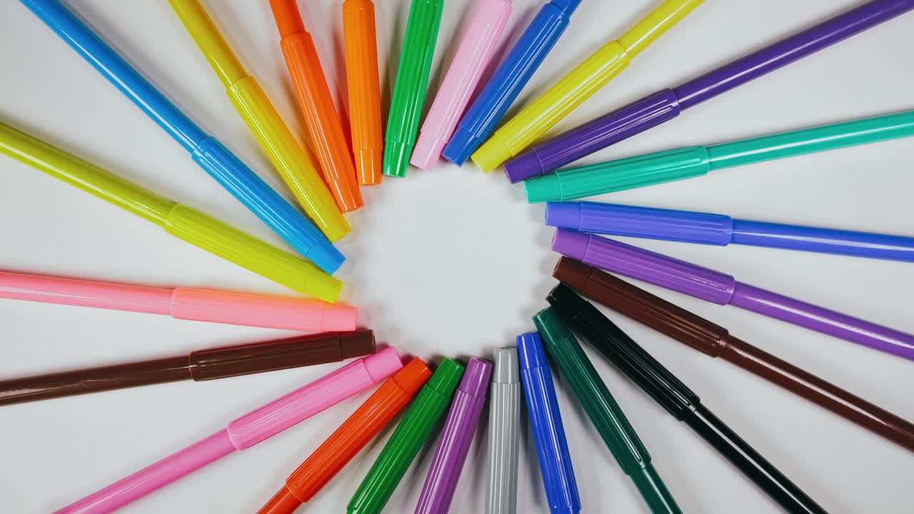 턴 테이블에 펜을 느다. 마커 스핀 회전. 회전, 패턴을 만들고, 디자인 모양 원을 만니다. 상단 뷰, 평평한 레이.