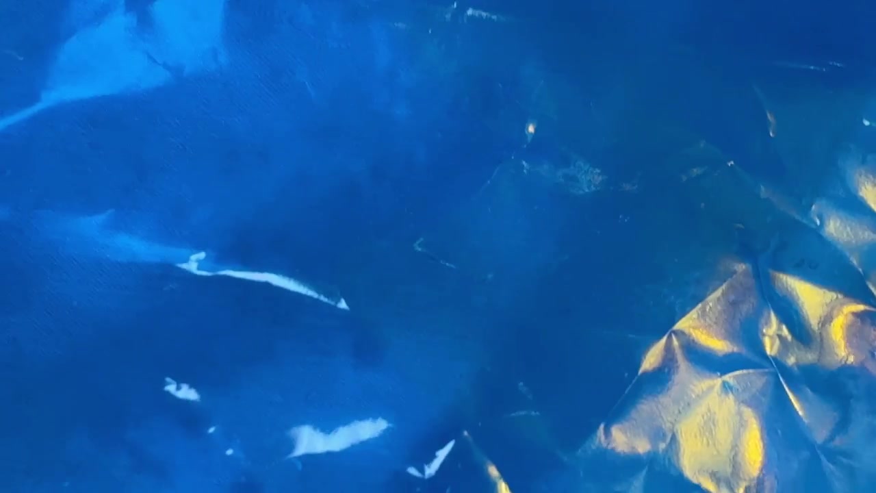 移り変わる半透明の緑と青のプラスチックシートの抽象背景