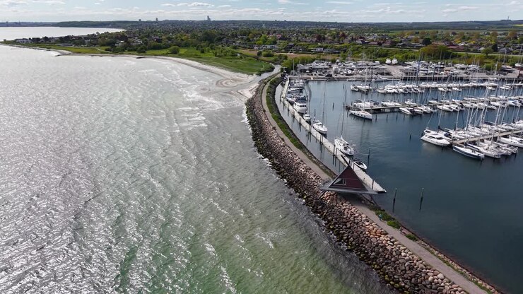 Filmato aereo di canali di marea tortuosi che serpeggiano attraverso una verde area paludosa vicino ad Aarhus, in Danimarca