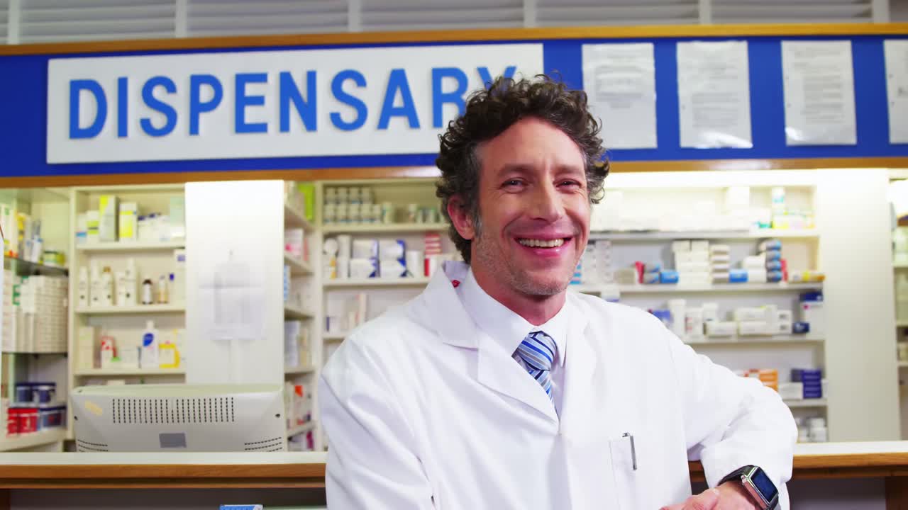 카운터에 서 있는 약사