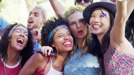 amigas que se divierten en el festival de música 4k