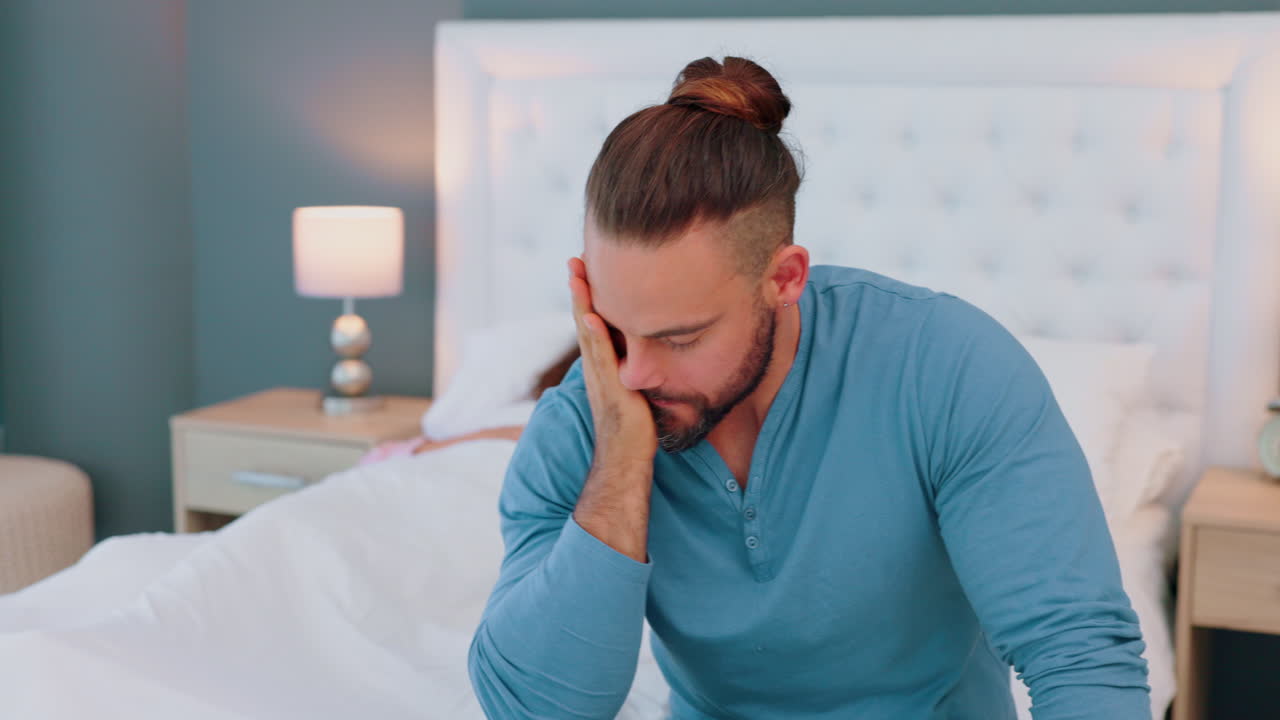una pareja discutiendo en la cama.