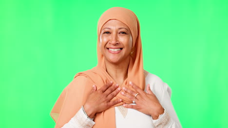 Glückliche-Frau,-Schal-Und-Porträt-Eines-Muslims-Auf-Grün