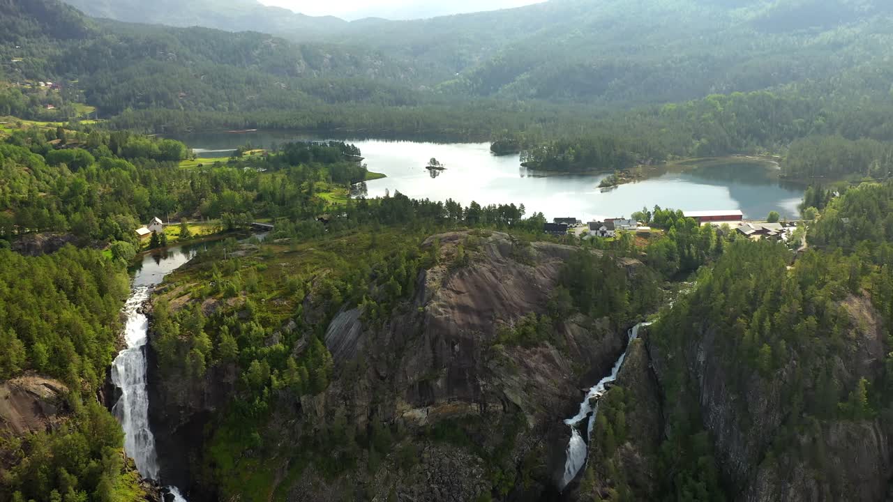 latefossen es una de las cascadas más visitadas de noruega y se encuentra cerca de skare y odda en la región de hordaland, noruega. consiste en dos arroyos separados que fluyen desde el lago lotevatnet.