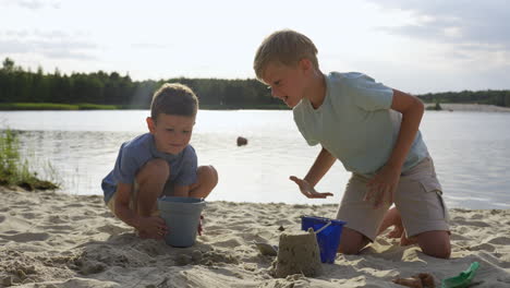 ragazzi che giocano sulla spiaggia