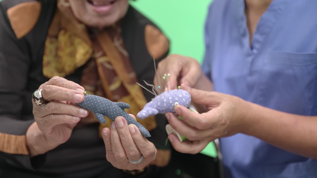 atención de la memoria y la demencia en mujeres de edad avanzada mediante terapia de costura con el cuidador