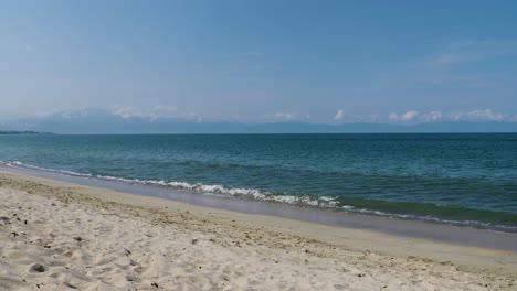 Calmó-Las-Olas-Del-Océano-Rompiendo-En-El-Paisaje-De-La-Playa-En-Bucerias-México