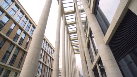arquitectura moderna con columnas