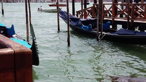 góndola de venecia flotante 2 cámaras cámara lenta hd 30 cuadros por segundo 46 segundos