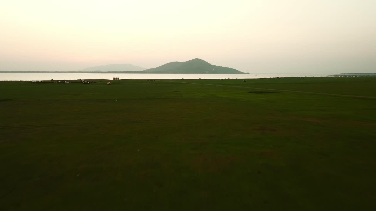 vista aérea del paisaje al final de la presa de pa sak jolasid con hierba verde y agua