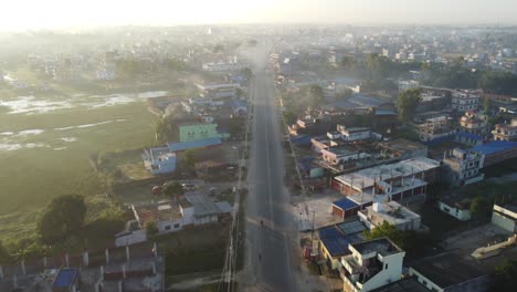 Una-Vista-Aérea-De-Un-Camino-Recto-Bordeado-Por-Casas-En-La-Ciudad-De-Nepalgunj