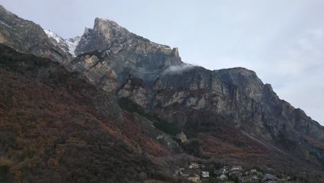 gran pico de montaña rocosa sobre la ciudad