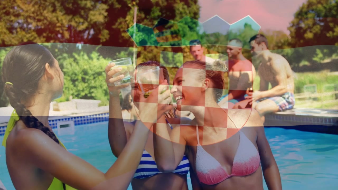 Animation av Kroatiens flagga över glada kaukasiska kvinnliga vänner som har roligt vid en pool.
