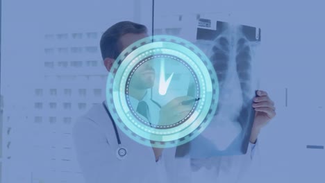 animación de un reloj que se mueve rápidamente sobre un médico que sostiene una exploración de rayos x