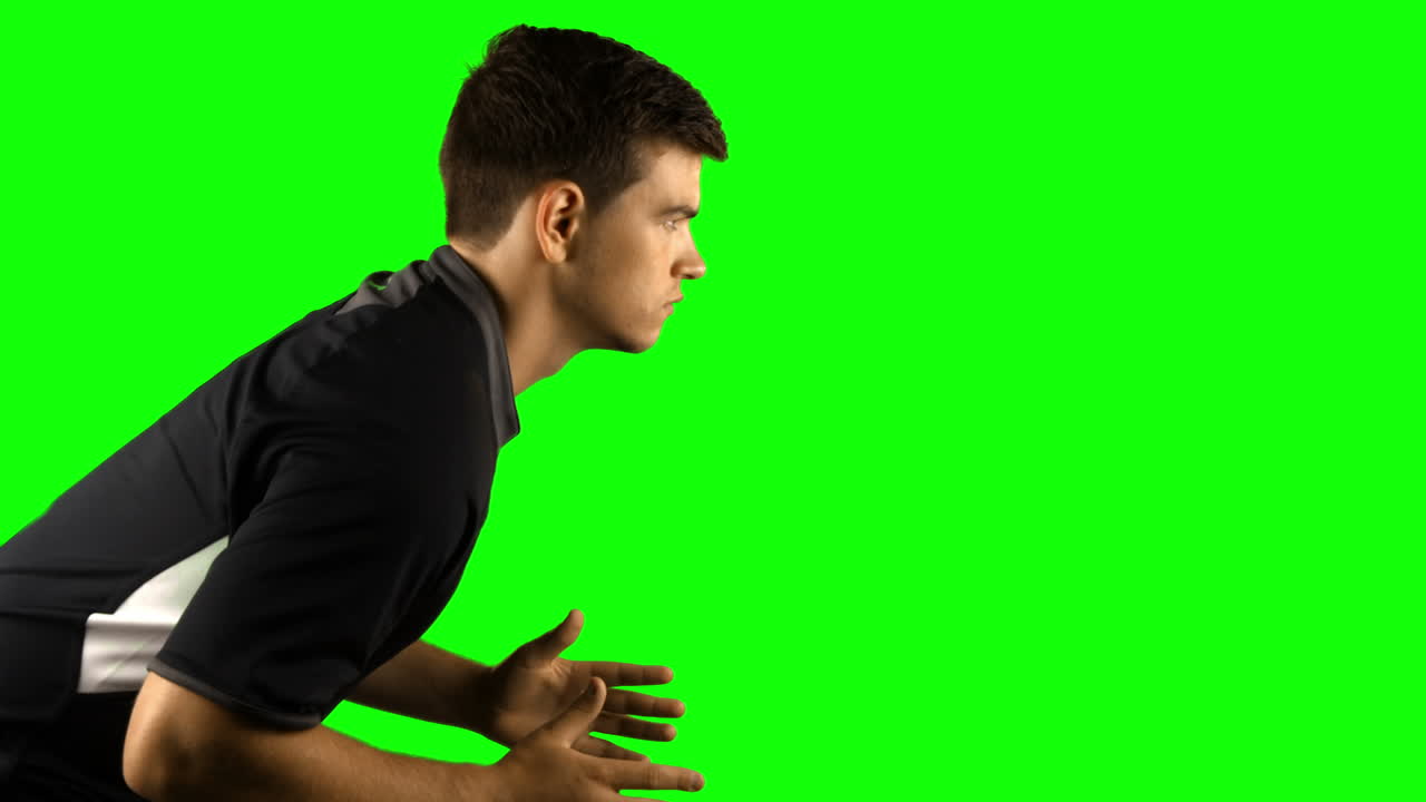 심각한 럭비 선수는 잡을 준비가 되어 있습니다.