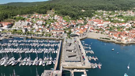 Umlaufender-Blick-Auf-Den-Hafen-Von-Combarro:-Yachten-Und-Ankommendes-Boot