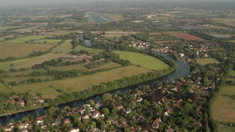 Toma-Aérea-Sobre-El-Río-Támesis-Superior-Maidenhead-Hacia-Windsor