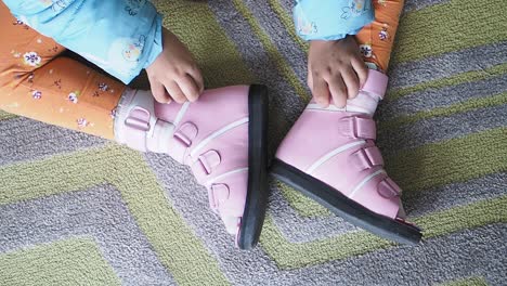 niño que usa zapatos ortopédicos