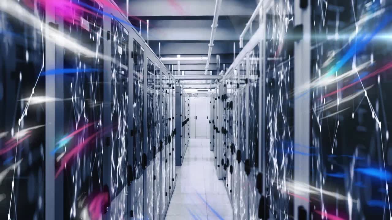 animación de rastros de luz y red de conexiones contra la sala de servidores informáticos