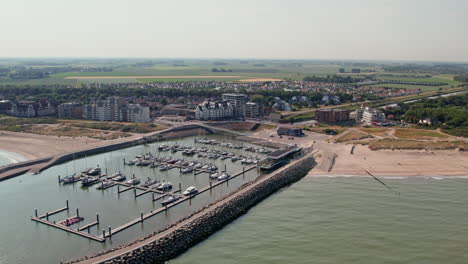 Vista-Aérea-Panorámica-Del-Puerto-Deportivo-De-La-Ciudad-De-Cadzand-En-Zelanda,-Países-Bajos