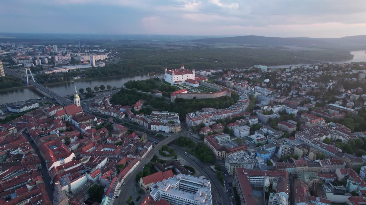 castillo de bratislava, ciudad de bratislava castillo de establecimiento tiro, buen tiempo, vista aérea, drone volando tiro, amanecer épico de la mañana