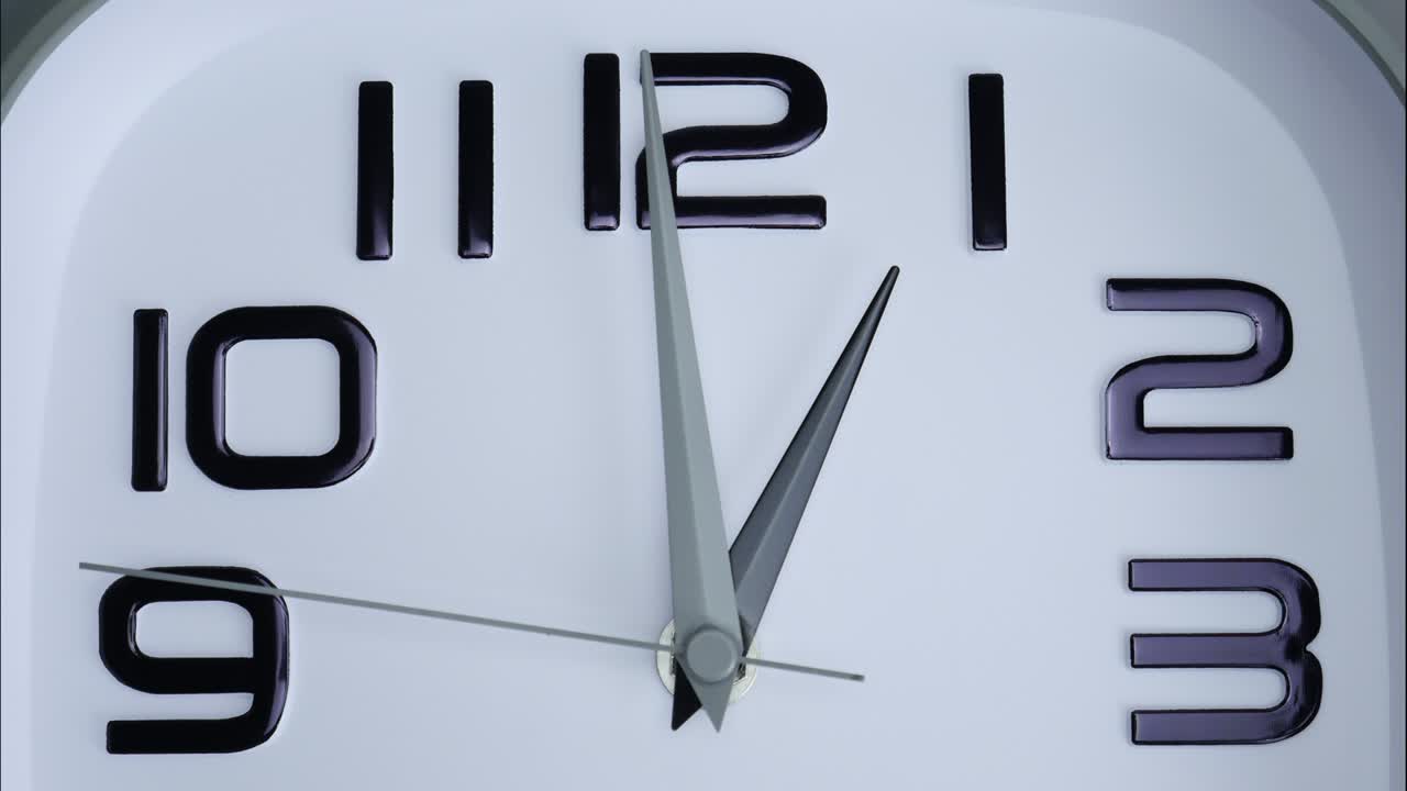 el reloj de pared blanco muestra la hora de la una de la tarde.