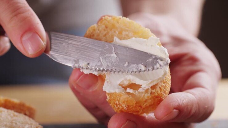 Formaggio spalmabile su pane al croissant