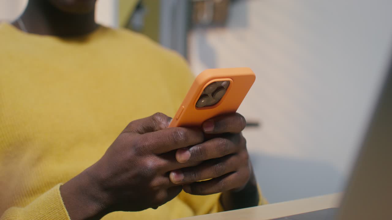 mujer usando teléfono inteligente en el escritorio