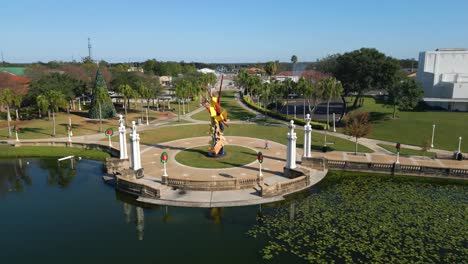 Weihnachtsdekorationen-Schmücken-Einen-öffentlichen-Park-Neben-Dem-Lake-Mirror-In-Lakeland,-Florida-Zur-Weihnachtszeit