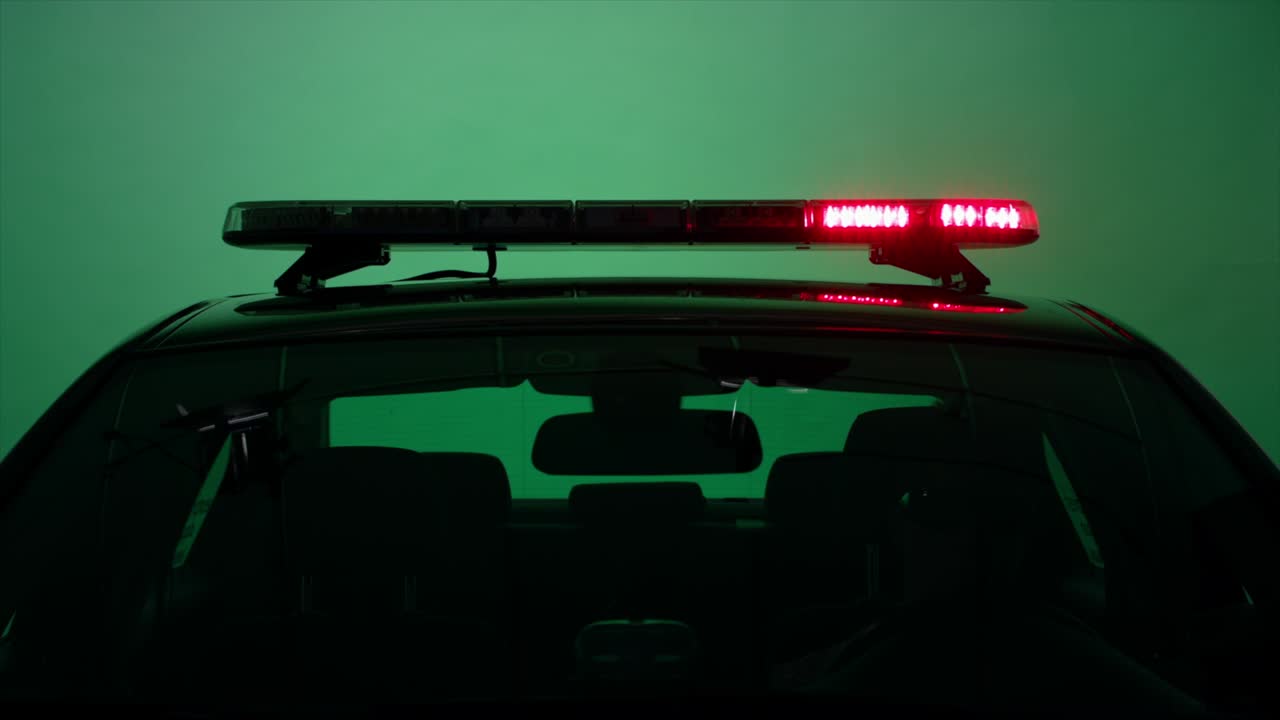 las luces del coche de la policía en la pantalla verde