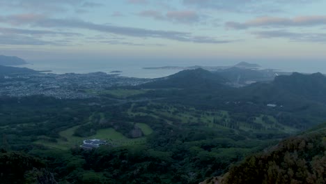 Vuelo-Aéreo-Hacia-El-Valle-De-Nuuanu,-Kaneohe-Al-Fondo,-Hawaii,-EE.UU.