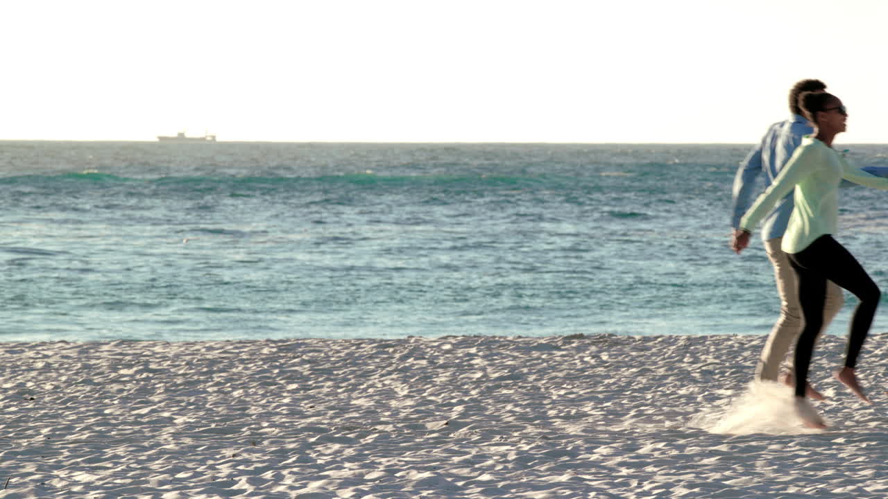 해변에서 놀고 있는